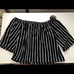 UP M Off-Shoulder Black & White Tee